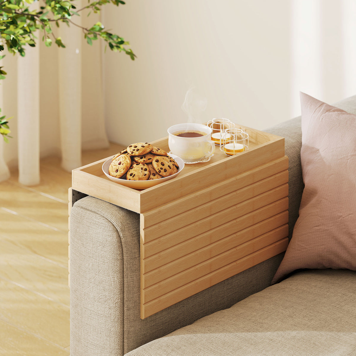 Armlehnen-Tablett aus Bambus auf dem Sofa – Ansicht 3